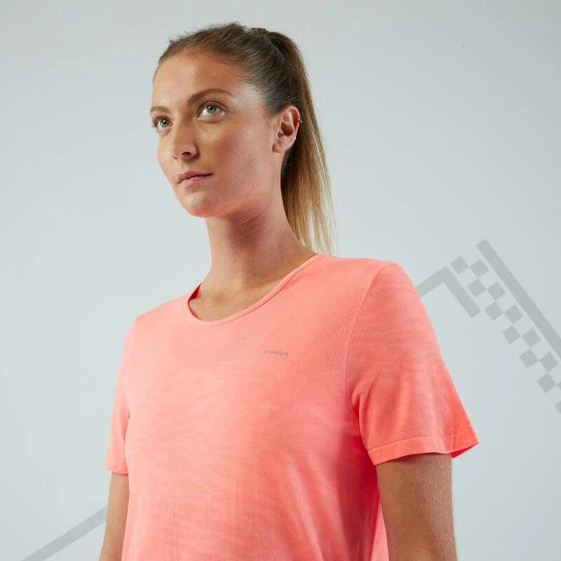 T-shirt Running Sans Couture Femme - KIPRUN Run 500 Confort Corail 4 T-shirt Running Sans Couture Femme - KIPRUN Run 500 Confort Corail – Image 2